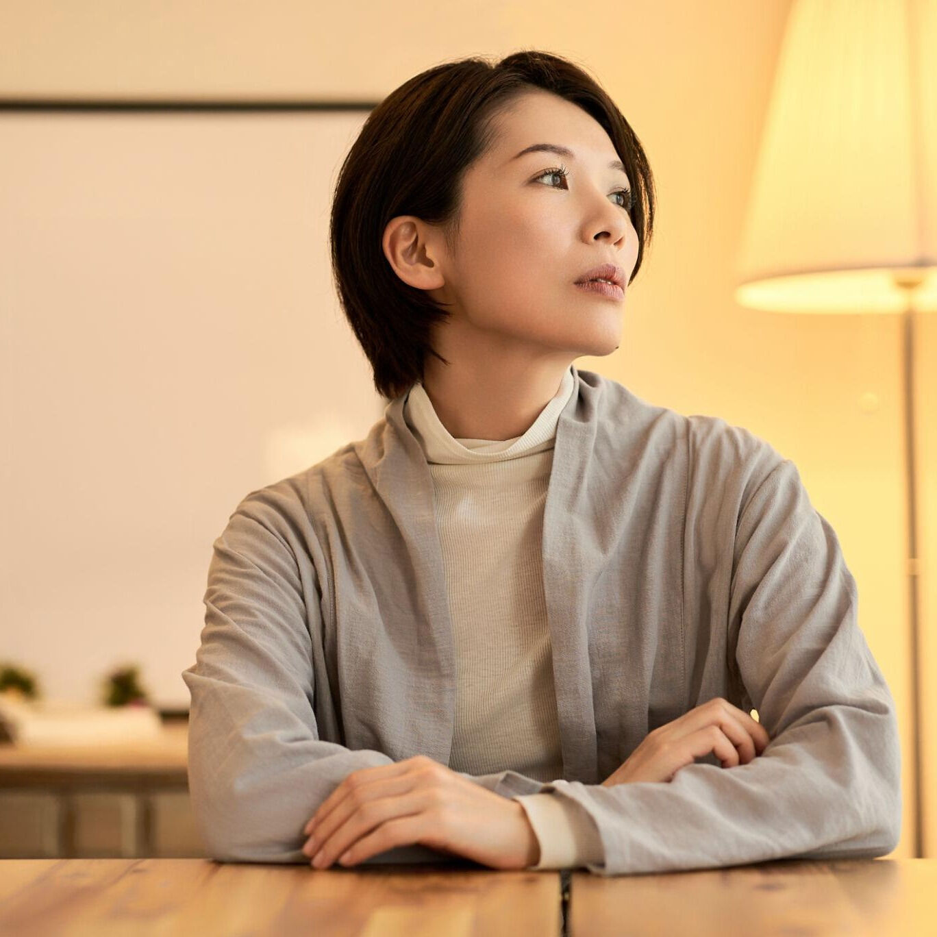 肩が上がると、顔は大きく見える